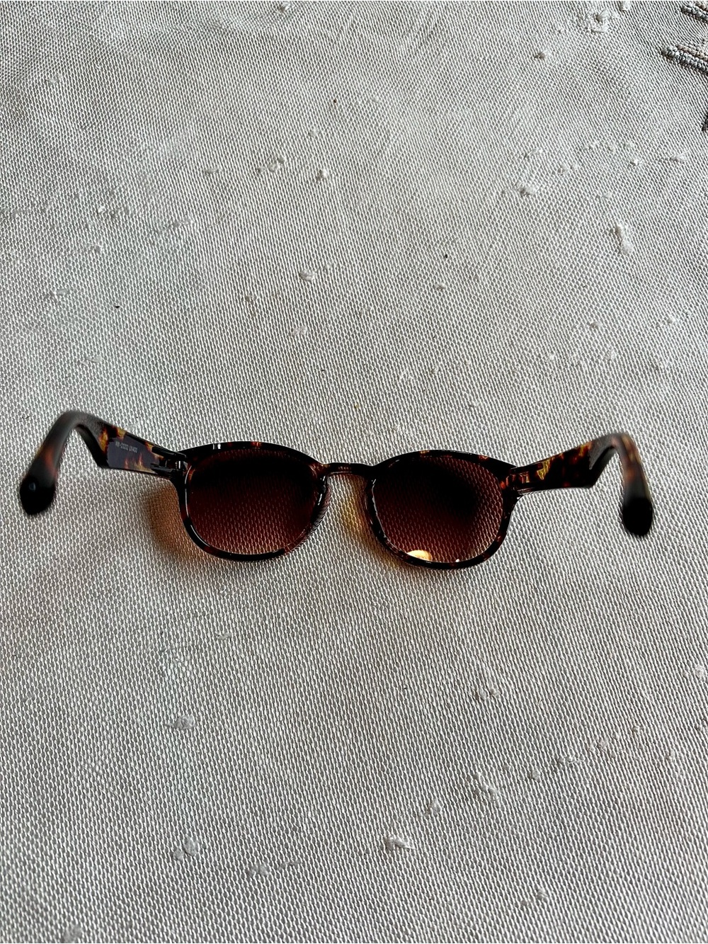 Tortoise Shell Patterned Sunglasses - Picture 5 of 7